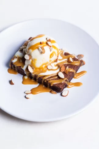 Brownie con helado